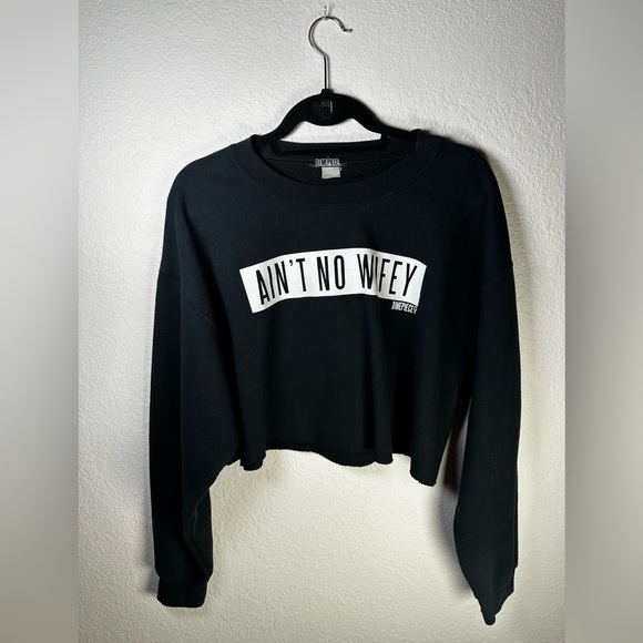 Ain’t No Wifey Sweater Cropped - Picture 2 of 4